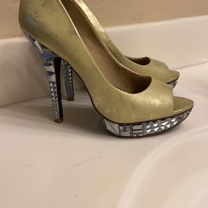 Light green toe out pump